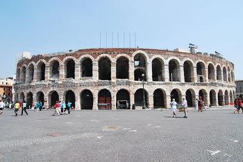 Arena Werony, czyli prawdziwy rzymski amfiteatr czynny do dzisiaj. Jedynie zamiast lwów czy gladiatorów widzowie oglądają widowiska operowe. 