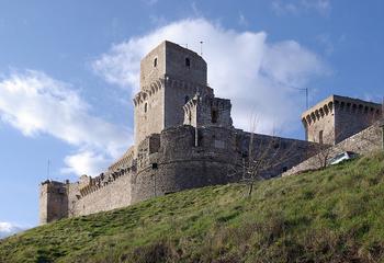 Rocca Maggiore, twierdza górująca nad miastem, dla wielu pokoleń symbol obcej władzy. 