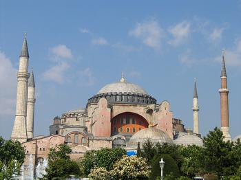 Kościół Haghia Sophia, symbol Konstantynopola, po 1453 r. ogołocony z ozdób, w tym bezcennych malowideł izamieniony na meczet
