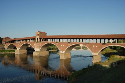 Charakterystyczny zakryty most nad rzeką Ticino, pierwotnie rzymski, przebudowany w XIV w.
